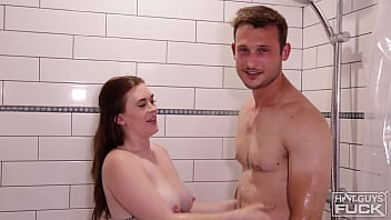 Mike Beaumonte Enjoys Pornstar Lindsay Lee’s Amazing curves