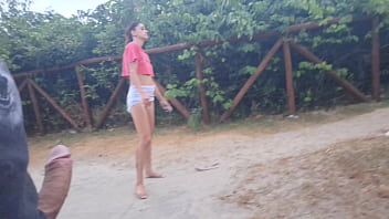 Punheta arriscada para novinha que passava em público!