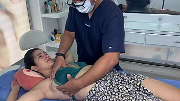 CONSULTA CON EL DERMATOLOGO TERMINA EN SEXO CASERO CON MILF CALIENTE DE ENORMES TETAS