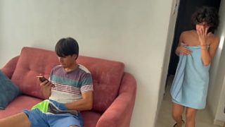 SORPRENDO A MI CUÑADO VIENDO MIS FOTOS INTIMAS MIENTRAS SE MASTURBA Y MONTO SU VERGA PARA BAJARLE LA CALENTURA