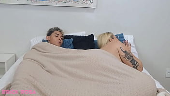 Minha madrasta safada não perdeu tempo e caiu de boca na minha piroca